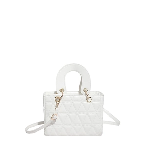 Sac bandoulière matelassé blanc avec poignées supérieures et bandoulière réglable élégante