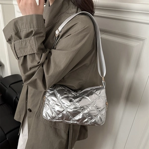 Sac à bandoulière matelassé argenté chic avec sangle en nylon gris réglable pour femme