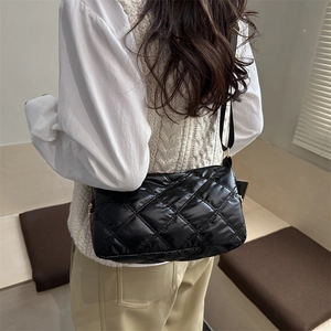 Sac à bandoulière matelassé noir élégant avec sangle réglable pour femme au style moderne