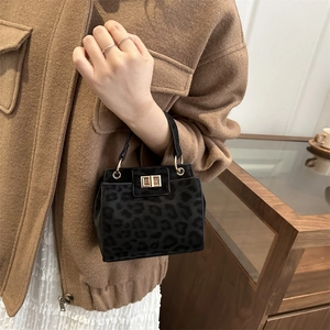 Sac bandoulière noir à motif léopard avec fermoir doré et texture en daim de qualité