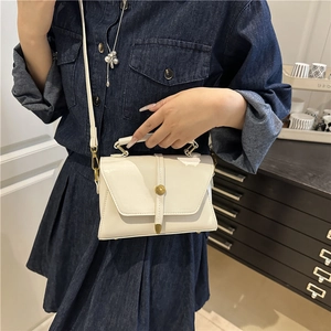 Sac à main carré blanc tendance avec détails dorés et bandoulière amovible