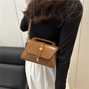 Sac bandoulière en cuir marron avec détails dorés et poignée supérieure pour femme
