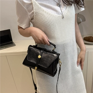 Petit sac carré chic en cuir noir brillant avec boucle dorée vintage et bandoulière fine