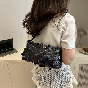 Modische schwarze Pailletten-Schultertasche für Damen mit glitzerndem Unterarm-Design