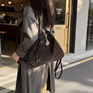 Sac fourre-tout rétro en daim café avec franges et détails argentés pour femmes
