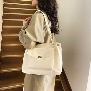 Borsa tote beige elegante con tasca a girello metallico e dettagli catena dorata