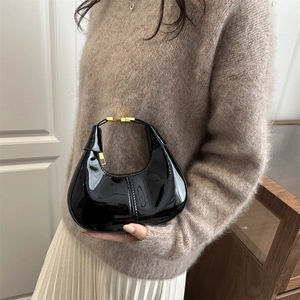 Élégant sac hobo croissant en cuir verni noir avec boucle dorée pour femme