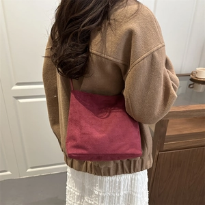 Sac à bandoulière minimaliste bordeaux en daim avec gravure mode et classique