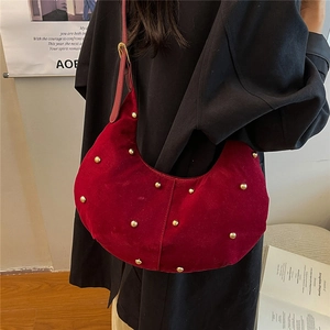 Borsa hobo minimalista in velluto bordeaux con borchie dorate e tracolla regolabile