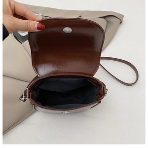 Vue détaillée montrant l'intérieur spacieux et le fermoir magnétique du sac marron foncé