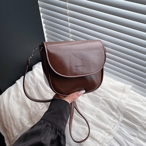Sac en Bandoulière de Selle en Cuir PU Brillant Moderne pour Femmes Sac à Épaule Minimaliste Tendance avec Rabat en Demi-cercle Couleur Unie Élégant
