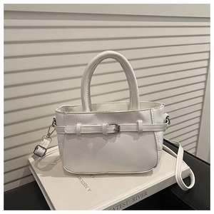 Gros plan d'un sac à bandoulière en cuir PU blanc avec boucle argentée décorative