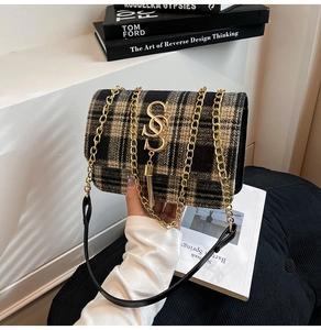 Détail du sac bandoulière en tweed avec chaîne dorée et pendentif logo entrelacé
