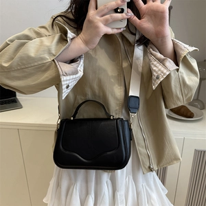 Sac bandoulière noir mat style selle avec détails dorés et large sangle en tissu