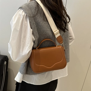 Sac bandoulière marron foncé chic avec bandoulière large crème et rabat aimanté
