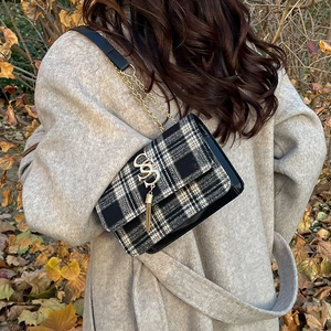 Sac à bandoulière chic à carreaux noir et blanc avec gland doré et bandoulière chaîne