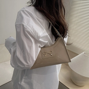 Sac à bandoulière beige chic avec nœud papillon en cuir verni brillant pour femme