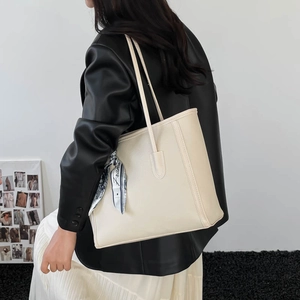 Sac fourre-tout beige minimaliste avec finitions texturées et foulard décoratif en soie