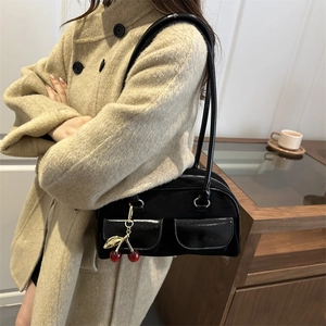 Retro schwarze Wildleder Baguette Tasche mit dekorativem rotem Kirsch Anhänger für Damen