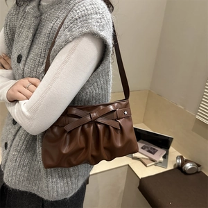 Sac à épaule en cuir marron avec plis vintage et détail de grand nœud décoratif