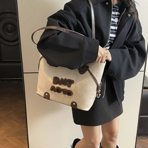 Borsa tote in pelle color crema retrò con manici marroni e ricamo applicato DAT 2078