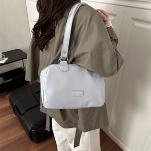 Sac à main Boston bleu clair minimaliste en cuir lisse avec large bandoulière