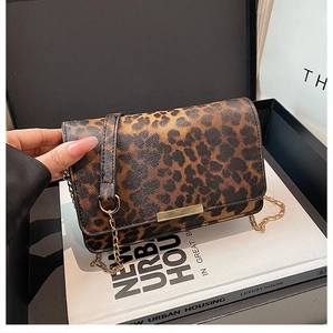Détail du sac à rabat imprimé léopard avec boucle dorée et bandoulière en chaîne