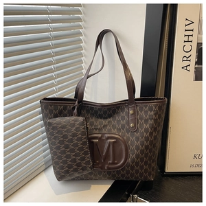 Set borsa tote marrone monogrammata con logo M a rilievo e pochette coordinata