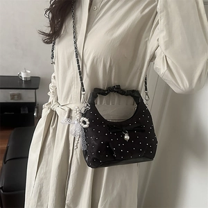 Mini borsa nera a pieghe con perline e dettaglio fiocco di perle su tracolla a catena