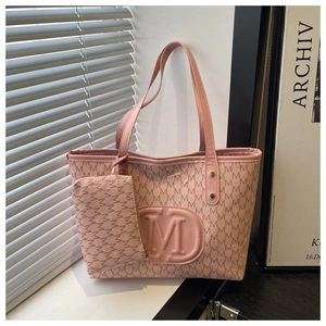 Dettaglio della borsa tote rosa monogramma con pochette e logo M in rilievo 3D