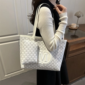 Grande borsa shopper bianca con stampa monogramma M grigia e pochette coordinata