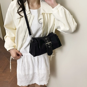 Sac baguette noir minimaliste avec boucle vintage et tissu en nylon poli pour femmes