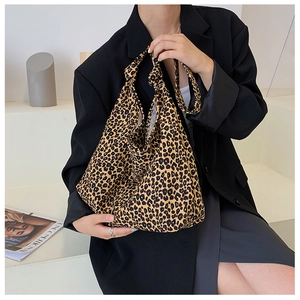 Dettaglio della borsa shopper leopardata con texture in tessuto e manici con nodi decorativi