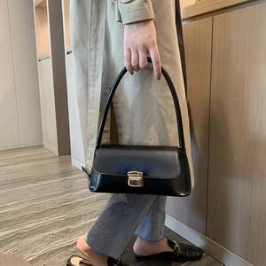 Elegant black minimalist shoulder bag with gold metal buckle for women's daily commute