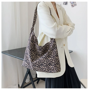 Dettaglio della grande borsa tote leopardata con un elegante nodo sulla tracolla