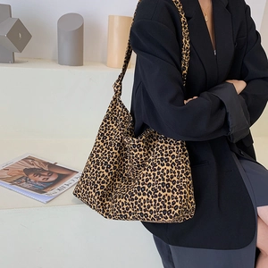 Borsa tote leopardata capiente da donna con tracolla larga in materiale di tela morbida