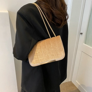 Sac bandoulière tendance doré champagne avec matelassage vertical et coins métalliques