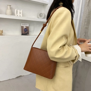 Borsa a tracolla trapuntata marrone caramello da donna con cinturino a nodo minimalista