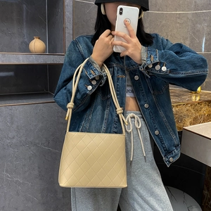 Elegante borsa a tracolla trapuntata beige da donna con dettaglio manico con nodo