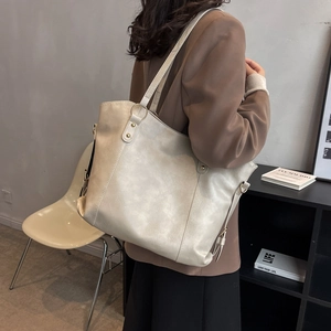 Grand sac fourre-tout minimaliste en cuir PU blanc cassé avec de fines bandoulières