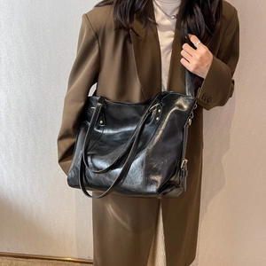 Grand sac cabas noir pour femme en cuir ciré avec bandoulière réglable et élégante