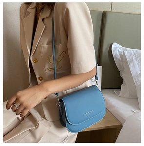 Modische hellblaue Satteltasche als Umhängetasche am Model zur Ansicht der Größe