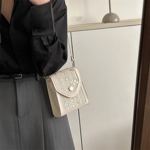 Sac bandoulière chic en paille beige avec broderie florale et bouton perle femme