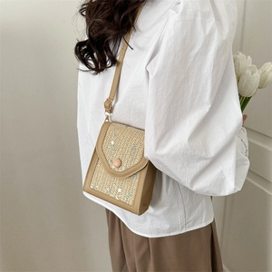 Sac bandoulière en paille avec broderies florales et bandoulière en cuir style bohème