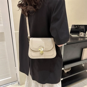 Petit sac carré beige minimaliste avec boucle en métal doré en forme de lapin