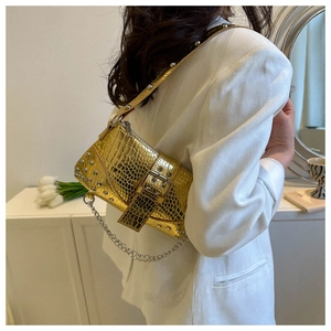 Goldene Y2K Schultertasche mit Krokostruktur und silbernen Nieten im Detail