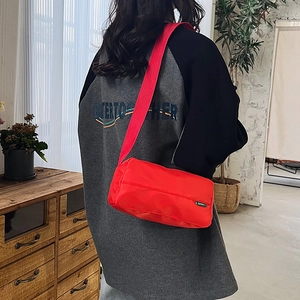 Borsa a tracolla minimalista in nylon rosso con ampia tracolla per uso quotidiano