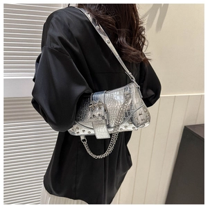 Silberne Umhängetasche mit Krokoprägung, Metallschnalle und Nieten-Details