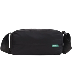 Borsa a tracolla rettangolare in nylon nero con etichetta EAIMT e tracolla larga nera