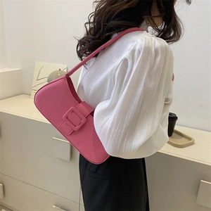 Sac baguette rose vif en similicuir avec boucle carrée, présenté de profil sur le côté